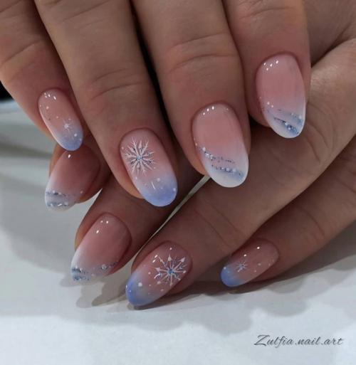 Выразительный глиттерный топпинг неповторимый блеск и ослепительность маникюру придает. 02