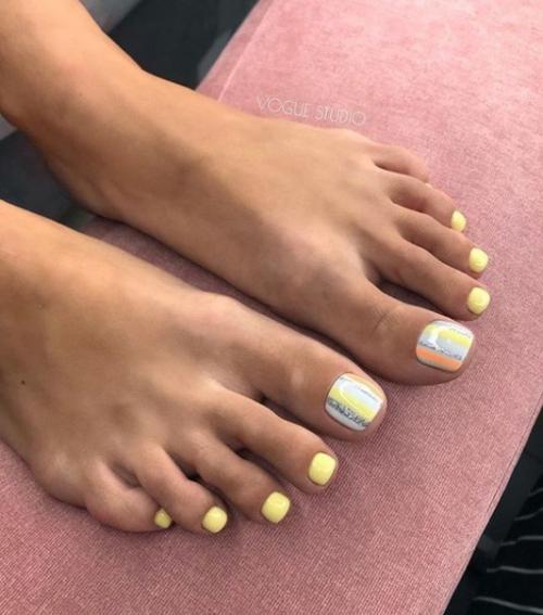 Подборка Идей педикюра в желтом цвете. 05