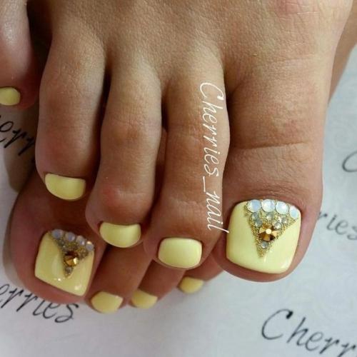 Подборка Идей педикюра в желтом цвете. 09