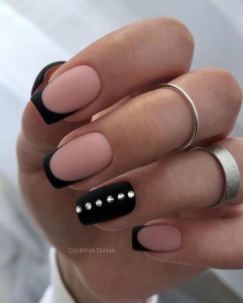 Несмотря на сотни новых вариантов маникюра, более 50 процентов женщин разного возраста и социального статуса предпочитают универсальный Френч. 05