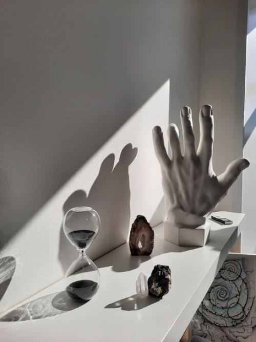 Вы знаете, что мастер маникюра легко может гадать по руке? 01