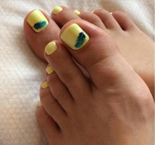 Подборка Идей педикюра в желтом цвете. 01