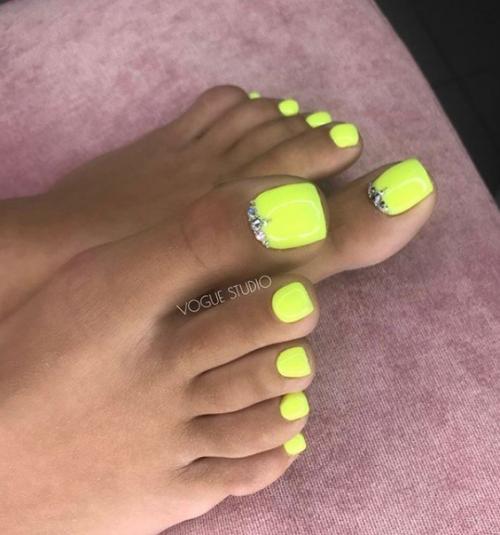 Подборка Идей педикюра в желтом цвете. 06