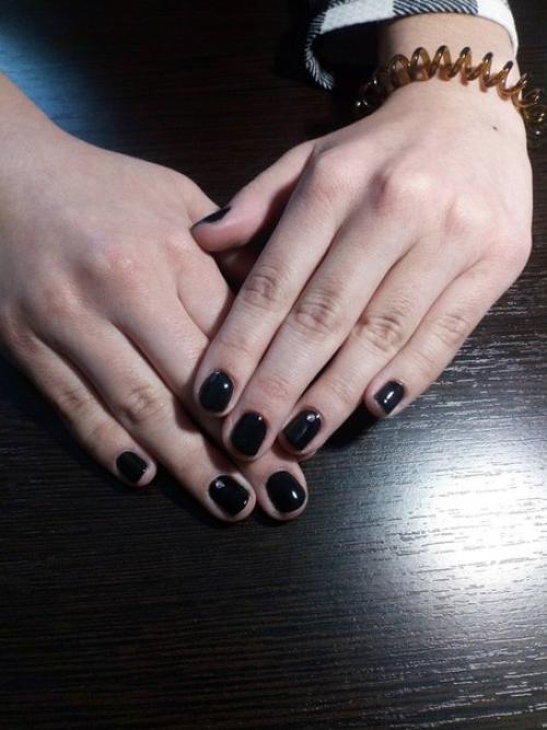 Я самоучка, в течение 7 месяцев делала маникюр только себе, а в мае решила делать другим девушкам. 01