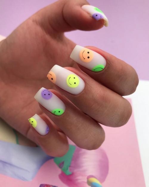 Когда как ни летом делать яркий маникюр? 02