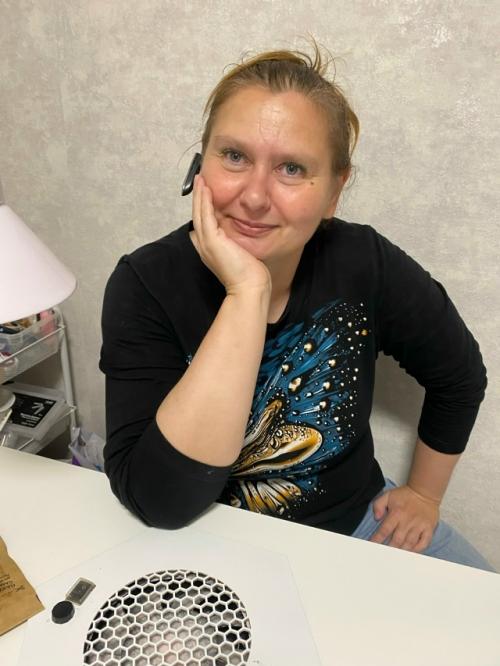 Почему женщинам 45+ особенно нужен не просто маникюр, а время, где их не дёргают. 04