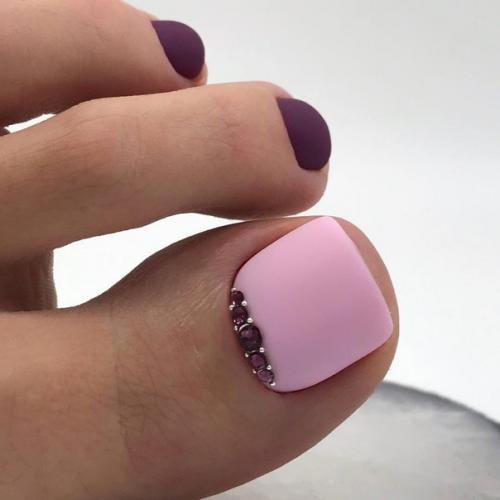 Педикюр в фиолетовых оттенках. 08