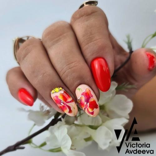 Красный маникюр всем идет. 01