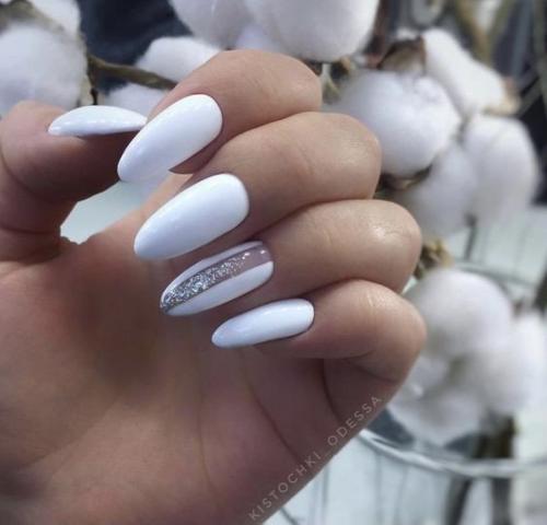 Белый маникюр в стиле минимализма. 04