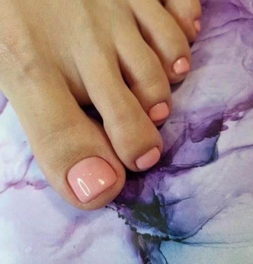 Лето - лучшее время, когда вы можете позволить себе пофантазировать и с помощью нейл - дизайна по-разному украсить ногти на ногах. 03