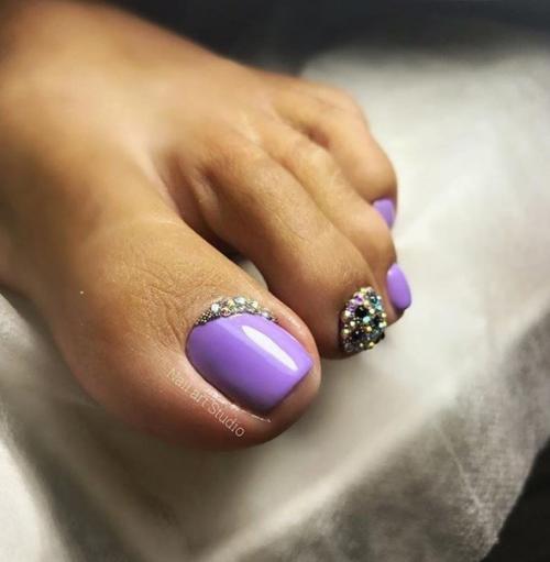 Педикюр в фиолетовых оттенках. 05