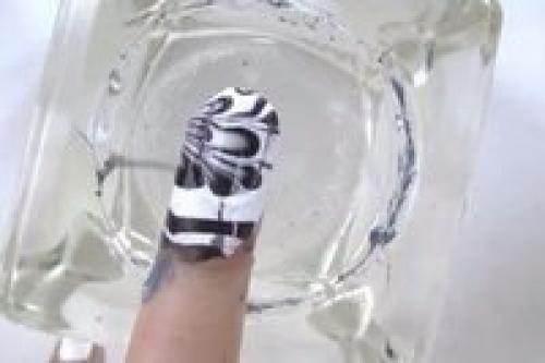 Черно-белый водный маникюр (пошаговый урок). 05