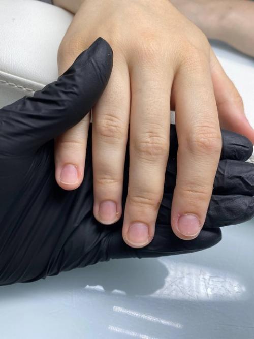 Даже если ты решила пока не носить покрытие на ногтях - это не повод забывать о регулярном гигиеническом маникюре! 01