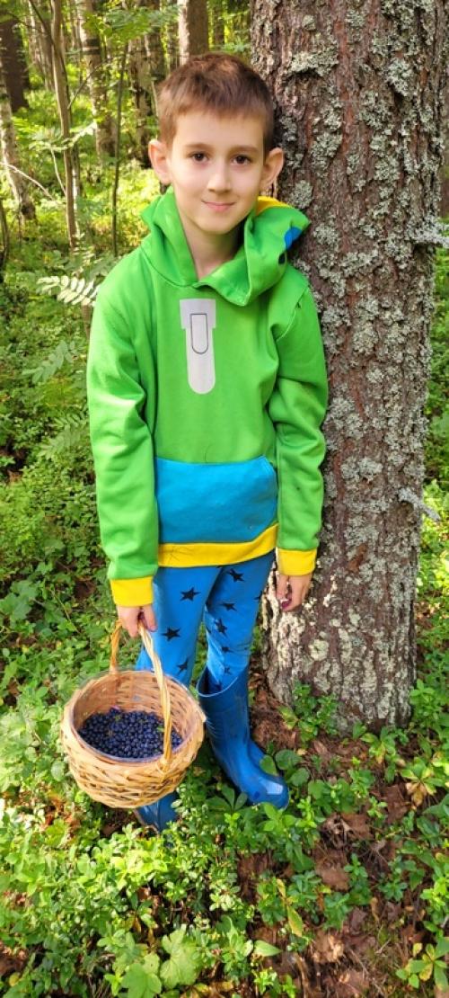 Как правильно есть ягоды: - чернику , внимание, только в лесу с куста, немытую и со свежим маникюром! 02