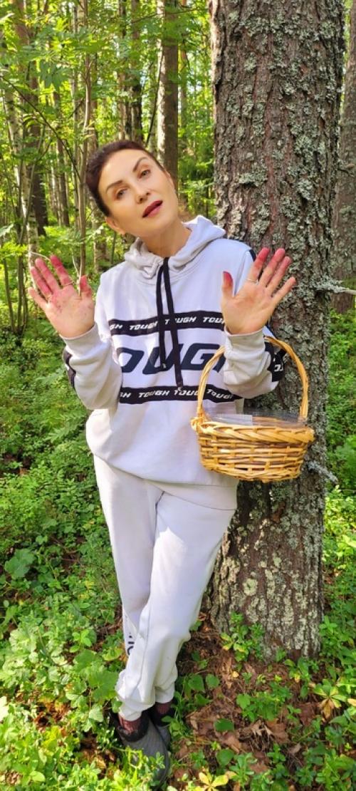 Как правильно есть ягоды: - чернику , внимание, только в лесу с куста, немытую и со свежим маникюром! 01