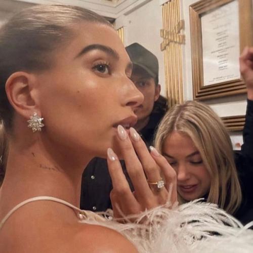 Хейли фанатка не только сияющей кожи, но и ногтей. 01