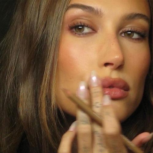 Хейли фанатка не только сияющей кожи, но и ногтей. 03