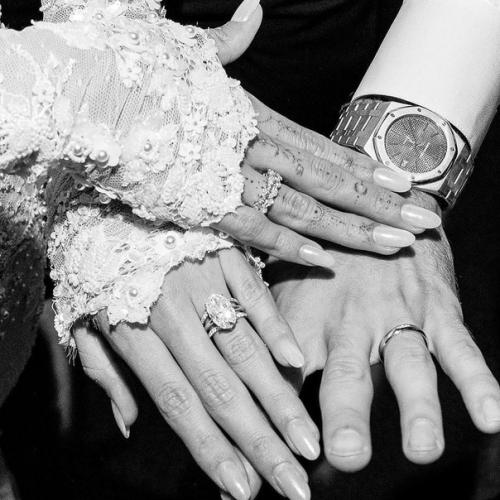 Хейли фанатка не только сияющей кожи, но и ногтей. 02