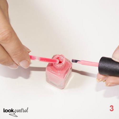 Как сделать светящийся лак для ногтей с помощью светящейся палочки. 02