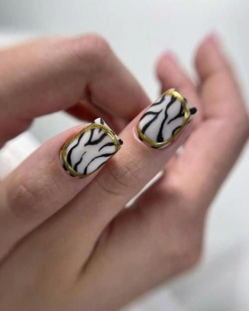 Абстрактные рисунки и картины на ногтях позволяют выразить свою креативность и уникальность. 08