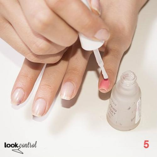 Как сделать светящийся лак для ногтей с помощью светящейся палочки. 04