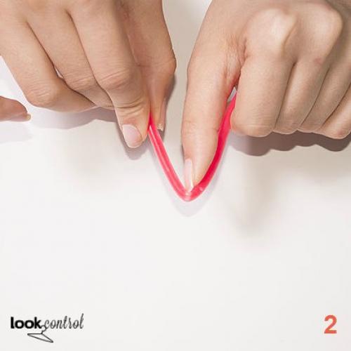 Как сделать светящийся лак для ногтей с помощью светящейся палочки. 01