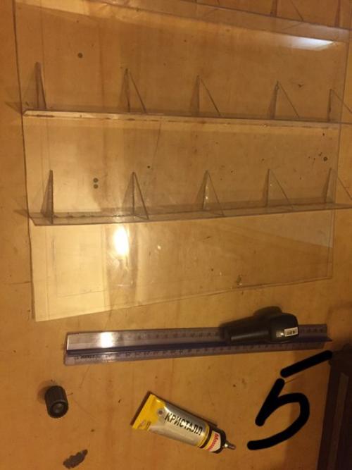 Здравствуйте самые злые мастера делать было нечего, пластик взят из лифта с рекламы (он сам упал). 04