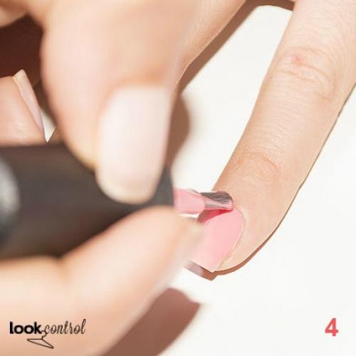 Как сделать светящийся лак для ногтей с помощью светящейся палочки. 03