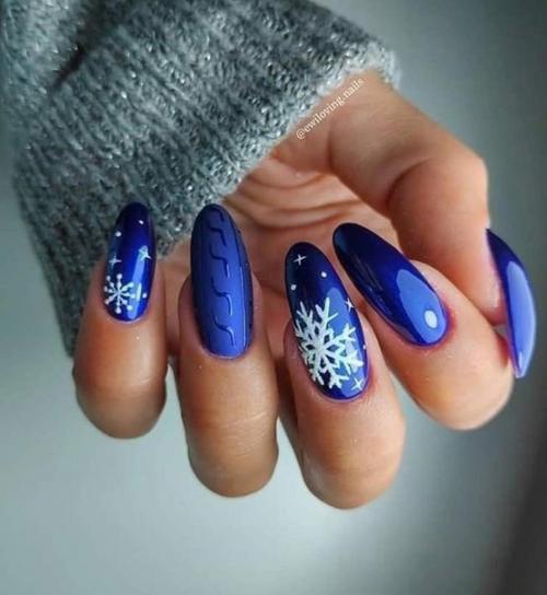 Освещение для подчеркивания деталей и яркости маникюра используется. 01