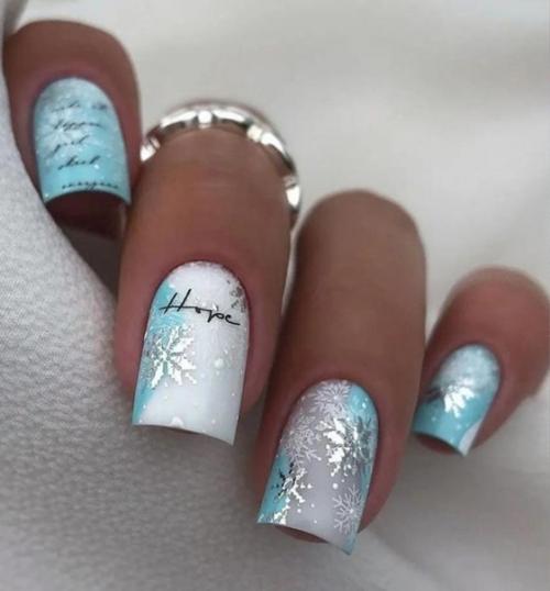 Освещение для подчеркивания деталей и яркости маникюра используется. 08