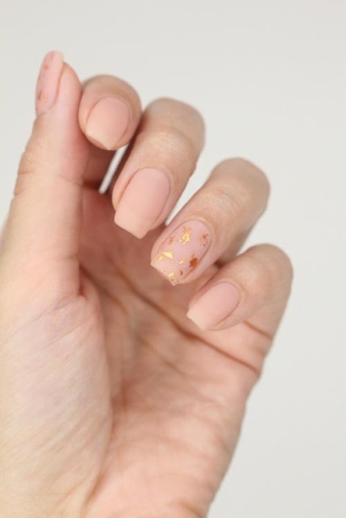 Выбрала матовый. Матовое покрытие на светлых оттенках конечно не очень практично смотрится со временем, быстро марается. 01