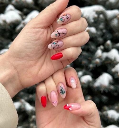 Освещение для подчеркивания деталей и яркости маникюра используется. 07