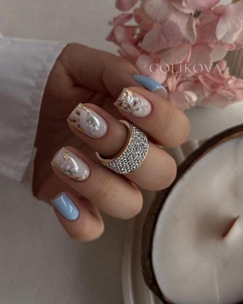 Длинные ногти как статусный символ: в разных культурах длинные ногти часто ассоциировались со статусом и богатством. 03