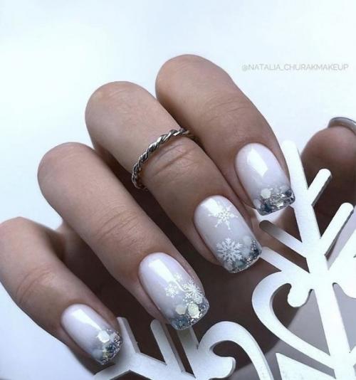 Освещение для подчеркивания деталей и яркости маникюра используется. 04