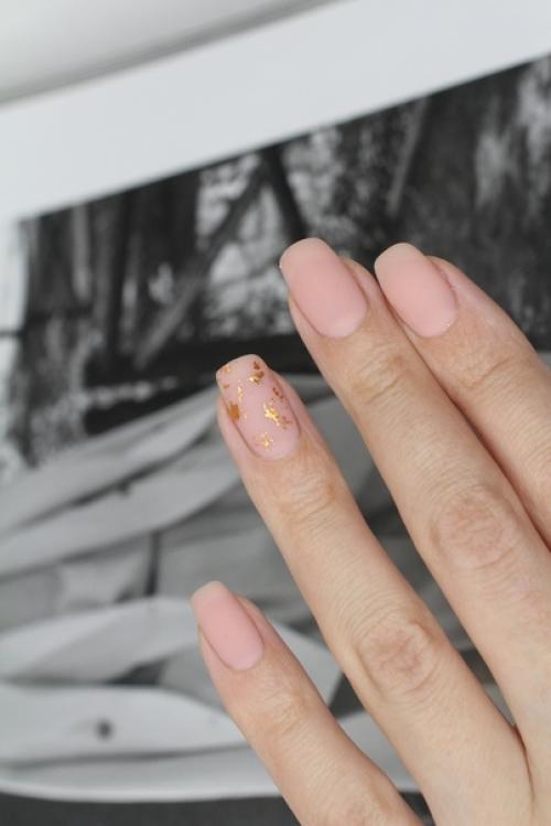 Выбрала матовый. Матовое покрытие на светлых оттенках конечно не очень практично смотрится со временем, быстро марается. 02