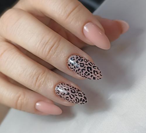 Элегантная и изысканная форма ногтей Миндаль очень популярна. 01