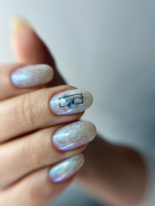 Изумительный жемчужный маникюр с глубоким голубым переливом, создающий эффект северного сияния или ледяного кристалла. 01