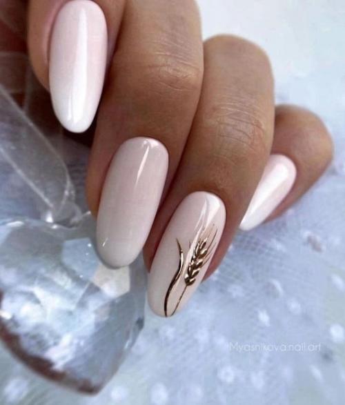 Маникюр осеннего сезона может быть креативным и выразительным, отражая теплые и естественные оттенки, характерные для этого периода. 01