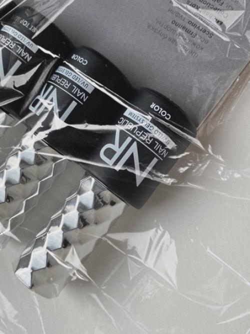 Не перестану удивляться людям, которые легко и просто относятся к такой сложной профессии, как мастер маникюра. 05