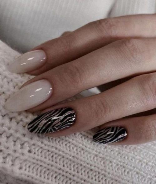 Маникюр осеннего сезона может быть креативным и выразительным, отражая теплые и естественные оттенки, характерные для этого периода. 03