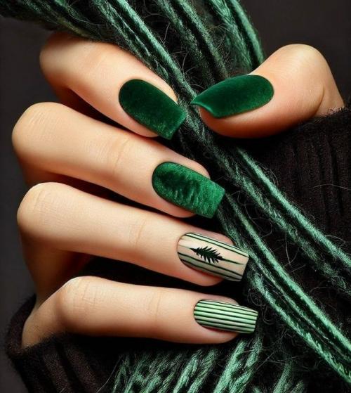 Это изящный, сочный и немного бархатистый маникюр в зеленых тонах.