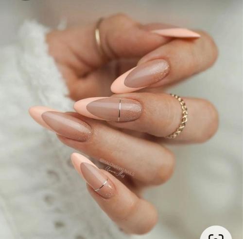 Ко мне на днях пришла моя знакомая на маникюр и принесла 2 фотографии которые нашла на просторах интернета. 01