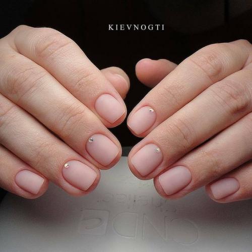Маникюр в естественных тонах (однотонный) или как его еще называют нюдовый - весьма легкий, ненавязчивый и утонченный. 03