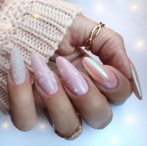 Ищете лучшие идеи новогоднего маникюра 2022? 01