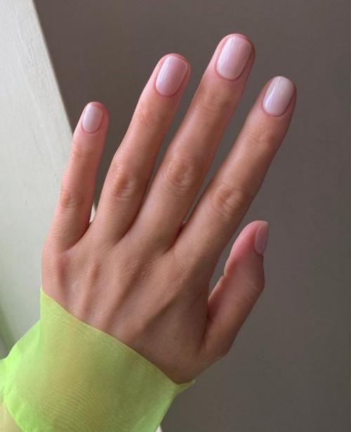 Маникюр в естественных тонах (однотонный) или как его еще называют нюдовый - весьма легкий, ненавязчивый и утонченный. 02