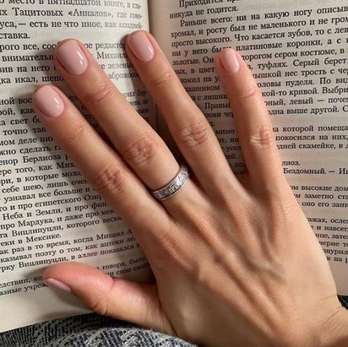 Маникюр в естественных тонах (однотонный) или как его еще называют нюдовый - весьма легкий, ненавязчивый и утонченный. 04