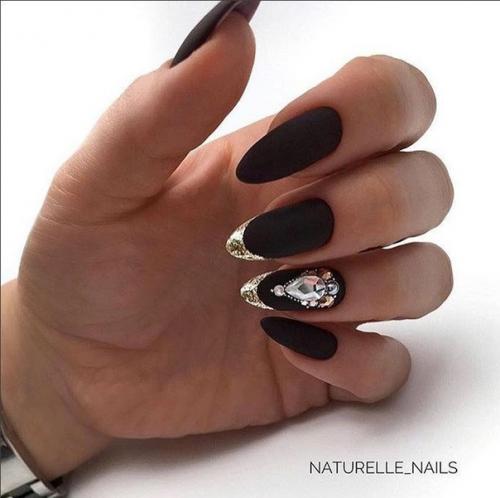 Роскошный черный маникюр способен украсить любой изысканный новогодний наряд. 01