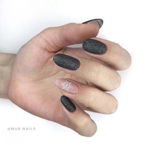 Роскошный черный маникюр способен украсить любой изысканный новогодний наряд. 09