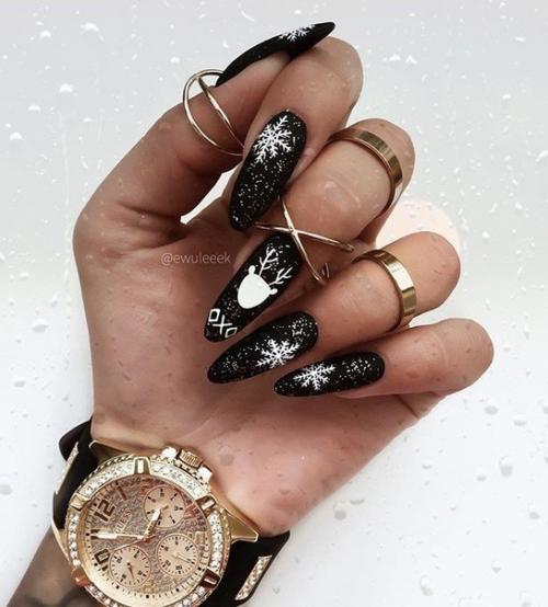 Роскошный черный маникюр способен украсить любой изысканный новогодний наряд. 07
