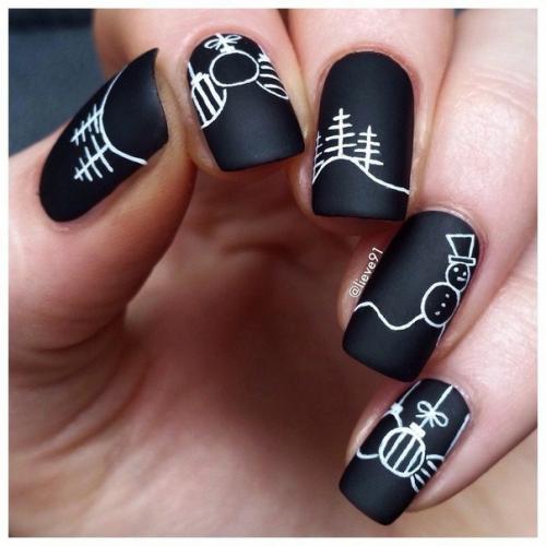 Роскошный черный маникюр способен украсить любой изысканный новогодний наряд. 08